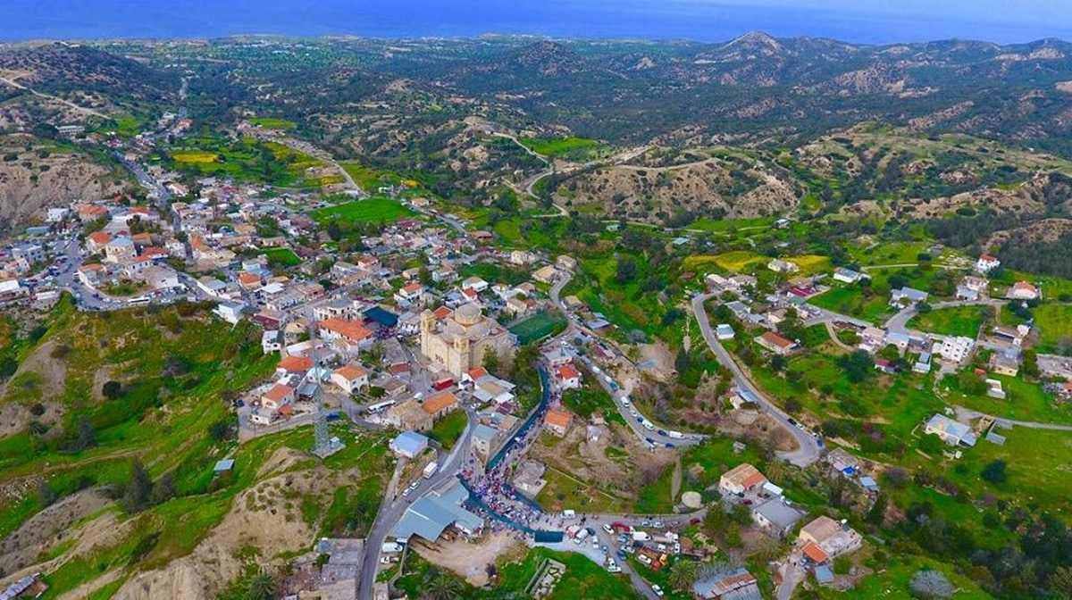 Yeşil vadi içindeki Tatlısu belde merkezi ve uzaktaki deniz