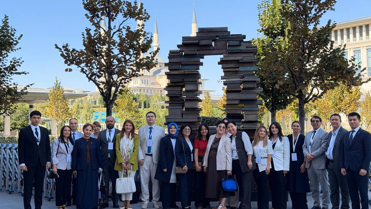 ORTAK Sertifika Programı katılımcıları kitap kemeri önünde toplu halde