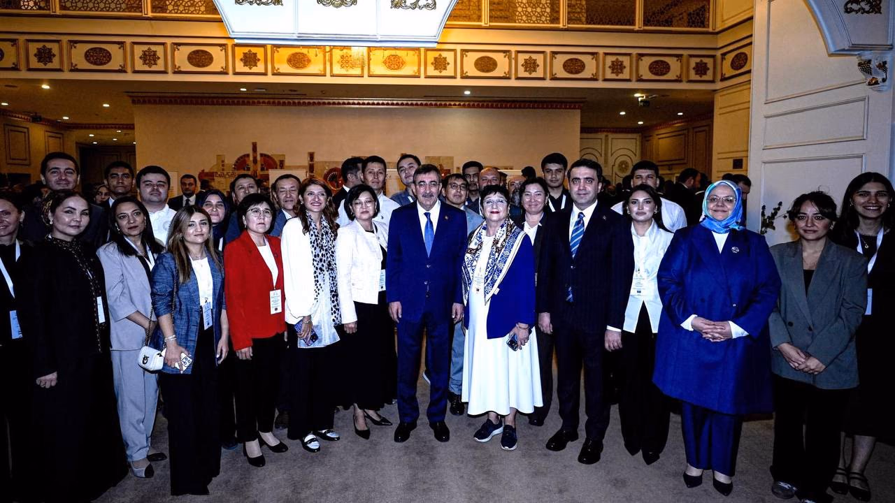 ORTAK Sertifika Programı katılımcıları, Türkiye Cumhuriyeti Cumhurbaşkanı Yardımcısı Cevdet Yılmaz ile birlikte