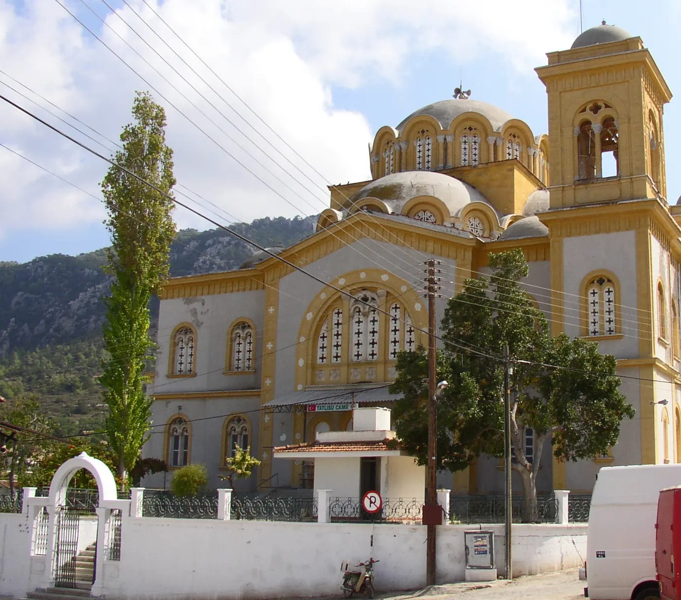 Eski Rum Ortodoks kilisesinden dönüştürülen Tatlısu Camii