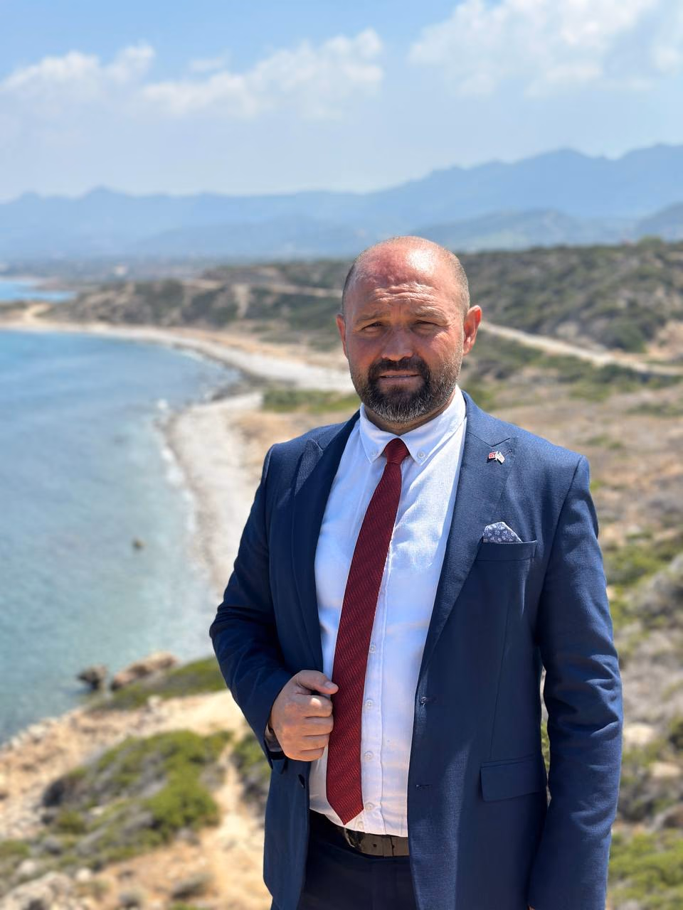 Doç. Dr. Muharrem Özdemir, Tatlısu falezlerinde — arkada sahil şeridi