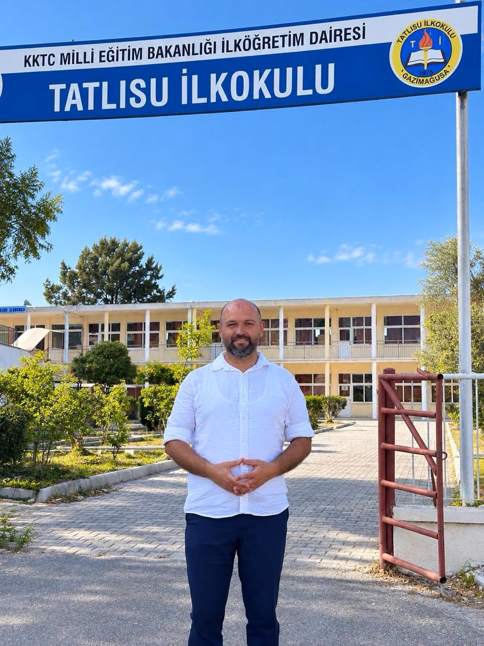 Doç. Dr. Muharrem Özdemir, mezunu olduğu Tatlısu İlkokulu'nun girişinde