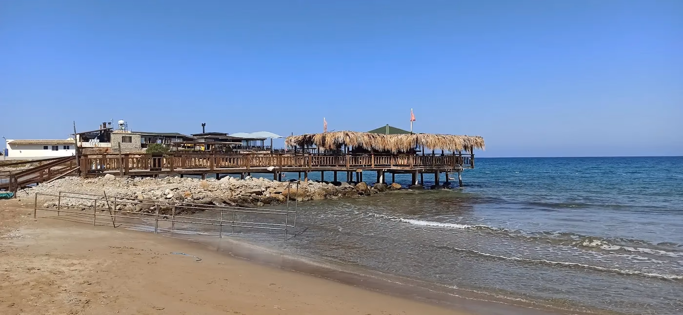 Hasır çatılı iskele restoranı denize doğru uzanıyor