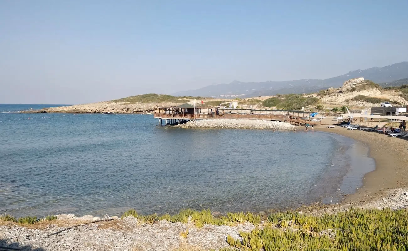 Sabah saatlerinde sakin koy ve ahşap plaj iskelesi