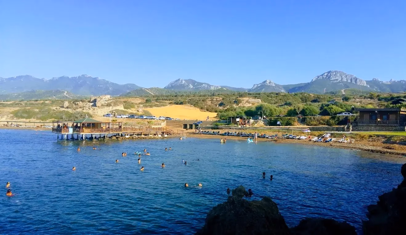 Yaz günü Tatlısu plajında denize giren kalabalık