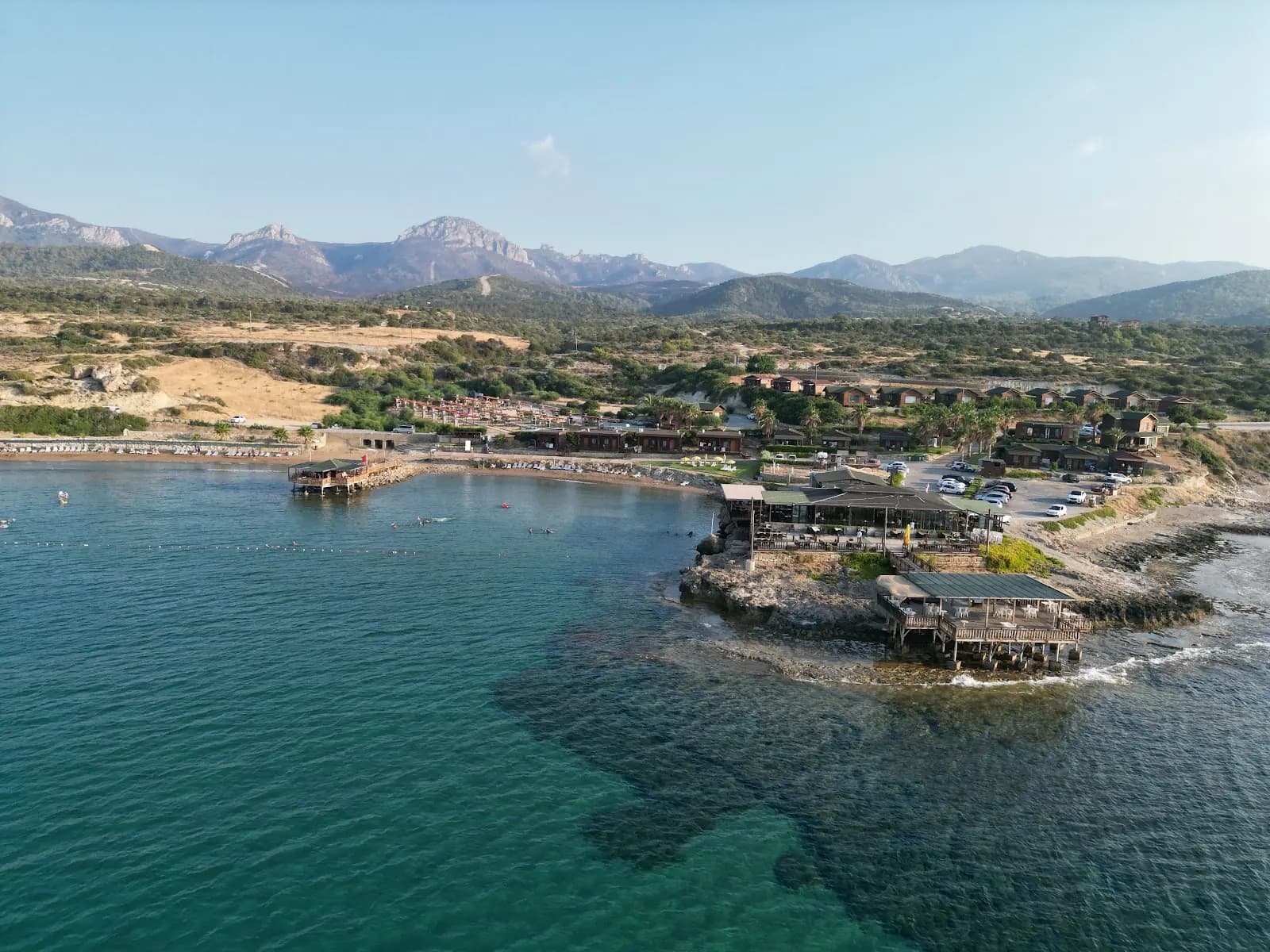 Gün batımında Tatlısu koyu, ahşap iskele restoranı ve bungalovlar