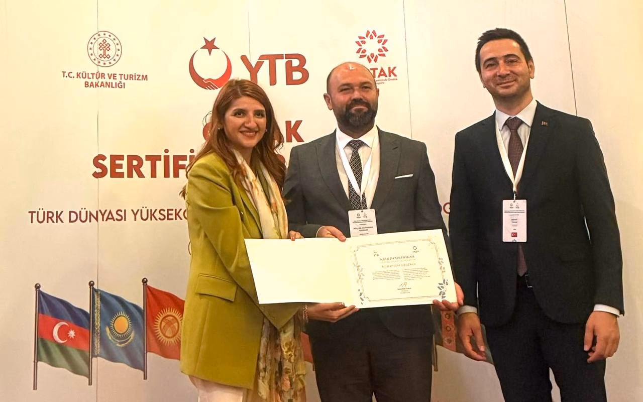 Doç. Dr. Muharrem Özdemir, ORTAK Sertifika Programı sertifikasını YTB yetkilisinden alırken