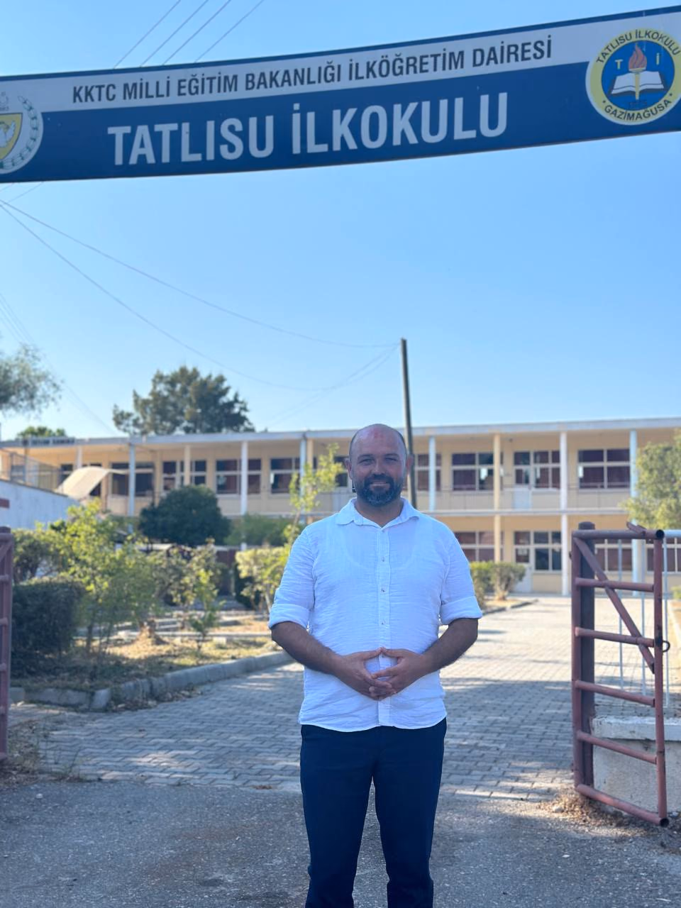 Doç. Dr. Muharrem Özdemir, mezunu olduğu Tatlısu İlkokulu'nun önünde